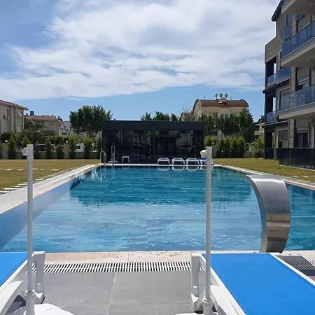 شقة Sleeps 8, Duplex With Shared Pool - Awz 240 *