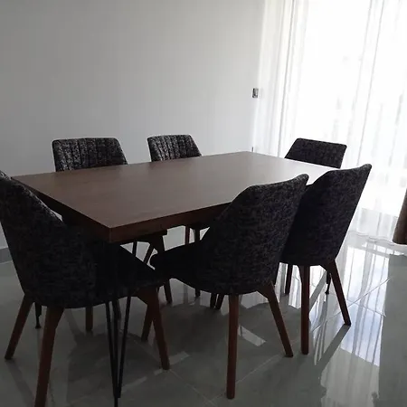 Sleeps 8, Duplex With Shared Pool - Awz 240 بيليك