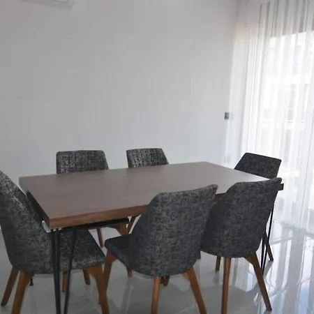 شقة Sleeps 8, Duplex With Shared Pool - Awz 240